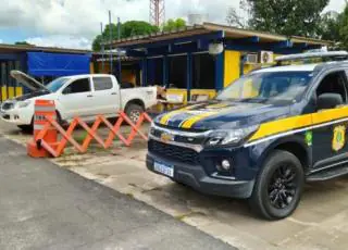 PRF apreende caminhonete adulterada e carga de produto agrícola sem nota fiscal em Teixeira de Freitas