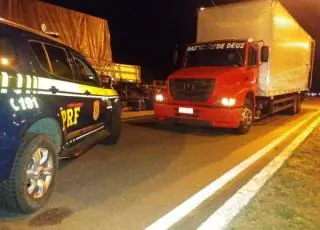 PRF apreende carga de cigarros avaliada em 1 milhão de reais escondidos em caminhão em Jequié