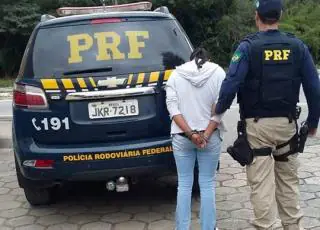 PRF apreende drogas com passageira de ônibus que vinha para Teixeira de Freitas