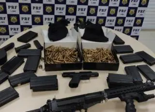 PRF apreende fuzil, pistola, carregadores e centenas de munições que seriam entregues na rodoviária de Salvador; assista