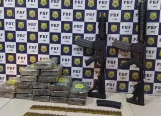 PRF apreende fuzis, carregadores, munições e cocaína em compartimento secreto de Hilux na BR 116