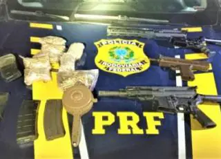PRF apreende fuzis, submetralhadora, carregadores e centenas de munições que seriam entregues a facção criminosa em Salvador
