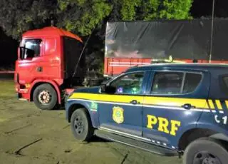 PRF apreende na BR 101 em Teixeira de Freitas, carreta adulterada  com carga de argila