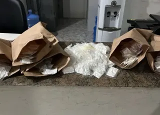 PRF apreende papelotes de cocaína durante abordagem a ônibus na BR 116 em Feira de Santana