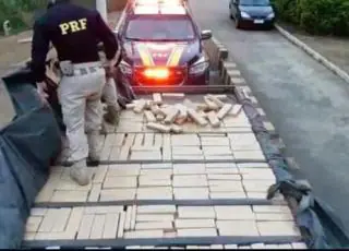 PRF apreende quase uma tonelada de maconha escondida na carroceria de caminhão ‘clonado’ em Vitória da Conquista