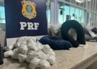 PRF apreende travesseiros e almofadas recheados com 4,5 kg de cocaína na BR-116, em Vitória da Conquista