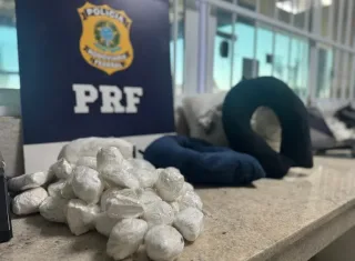 PRF apreende travesseiros e almofadas recheados com 4,5 kg de cocaína na BR-116, em Vitória da Conquista