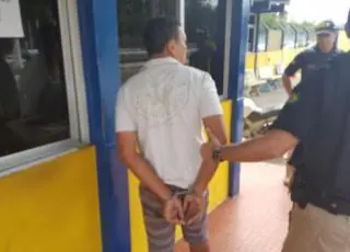 PRF detêm homem com mandado de prisão em aberto em Teixeira de Freitas
