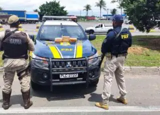 PRF e PM prendem traficantes de droga transportando 7 quilos de crack em veículo de passeio