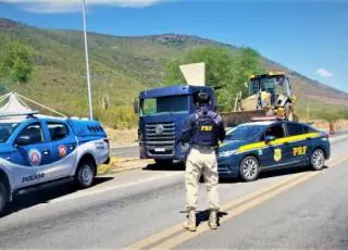 PRF e PMBA recuperam retroescavadeira avaliada em 150.000 reais e libertam refém na BR 116; assista