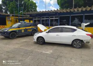 PRF flagra adolescente dirigindo um carro roubado e com placas clonadas, em Eunápolis