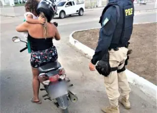 PRF flagra avó inabilitada transportando criança de 2 anos em Biz