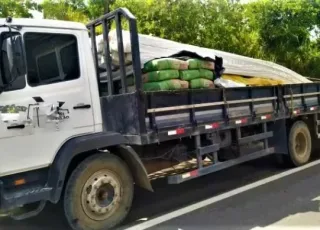 PRF flagra caminhão transportando carga solta na carroceria em Teixeira de Freitas
