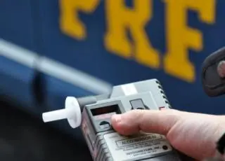 PRF flagra motorista transitando embriagado na BR 101 em Mucuri