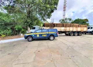 PRF flagra três veículos de carga com excesso de peso em trechos baianos das Brs 101 e 242