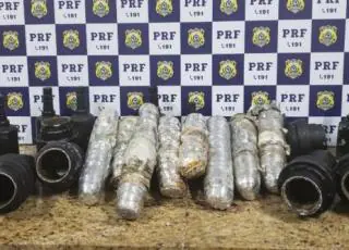 PRF prende casal de africanos transportando cocaína em bagageiro de ônibus