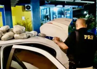 PRF prende casal de traficantes transportando maconha em carro roubado