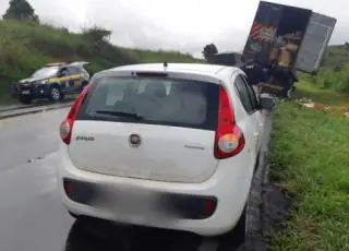 PRF prende cinco pessoas por saque de carga de caminhão acidentado