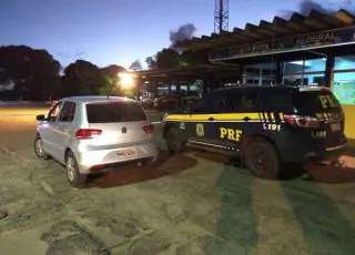 PRF prende condutor com carro roubado e documento falso em Teixeira de Freitas