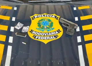 PRF prende dupla com arma, munição e drogas em Teixeira de Freitas