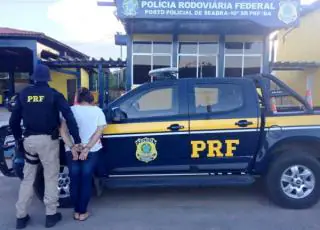 PRF prende foragida da Justiça e apreende 6 kg de cocaína em ônibus