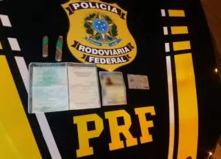 PRF prende integrantes de quadrilha com carro roubado e documentos falsos