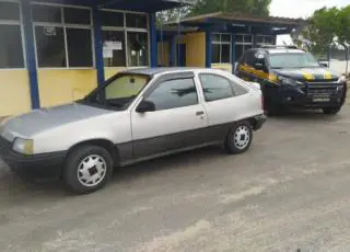 PRF prende motorista inabilitado dirigindo carro roubado em Teixeira de Freitas