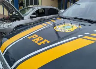 PRF prende mulher inabilitada transitando com carro roubado em Teixeira de Freitas