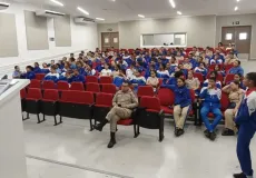 PRF promove ciclo de palestras para alunos do Colégio da Polícia Militar em Teixeira de Freitas
