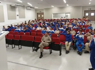 PRF promove ciclo de palestras para alunos do Colégio da Polícia Militar em Teixeira de Freitas