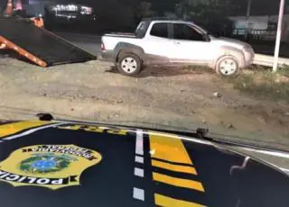 PRF recupera caminhonete roubada após motorista fugir de abordagem e causar acidente na BR 101