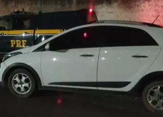 PRF recupera carro roubado rodando com placas clonadas em Eunápolis
