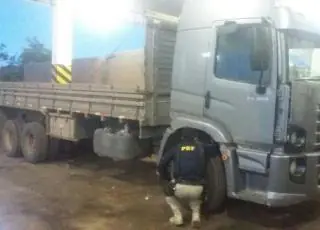 PRF recupera dois caminhões roubados