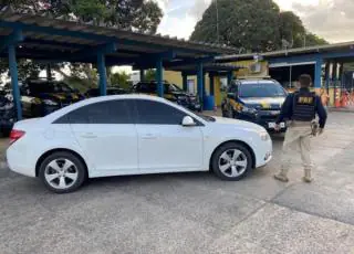 PRF recupera veículo roubado no Espírito Santo que estava circulando clonado em Eunápolis