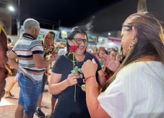 Primeira dama de Alcobaça, Euriciene Ramos distribui rosas durante a inauguração da Praça da Caixa D’Água