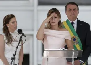 Primeira-dama quebra protocolo e faz discurso em Libras