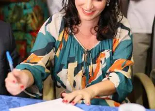 Primeira mulher a comandar Nova Viçosa, Luciana Machado toma posse como prefeita