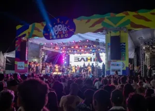 Primeira noite do Réveillon em Prado atrai multidão e tem show animado de É o Tchan