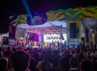 Primeira noite do Réveillon em Prado atrai multidão e tem show animado de É o Tchan