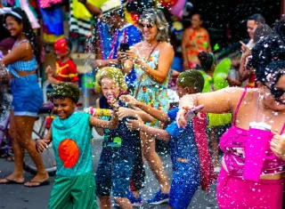 Primeiro arrastão do carnaval de Alcobaça agita foliões na Orla da Praia