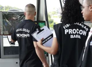 Procon notifica 111 postos de combustíveis e distribuidoras durante operações de fiscalização na Bahia