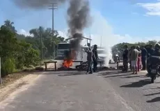 Produtores rurais bloqueiam BA-290 em protesto contra invasões de terras em Prado