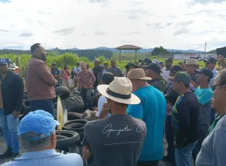 Produtores rurais voltam a bloquear BR-101 em protesto por segurança jurídica em Itamaraju