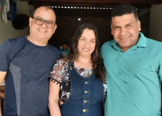 Professor Cristiano recepciona amigos para comemorar seu aniversário