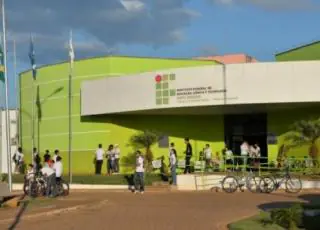 Professor de instituto federal surta e faz alunos reféns