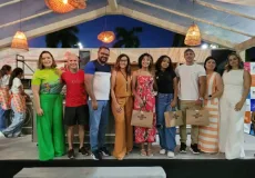 Professor e alunas de Teixeira de Freitas são homenageados pelo Sebrae após destaque em competição nacional de inovação