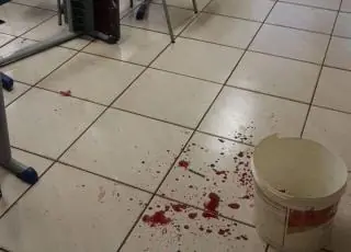 Professor é esfaqueado por aluno dentro de sala de aula