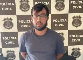 Professor é preso por oferecer dinheiro a aluno em troca de favores sexuais