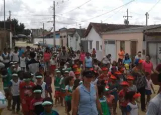 Professores e alunos da rede municipal de ensino vão ás ruas levando o “Projeto Cidade Limpa”