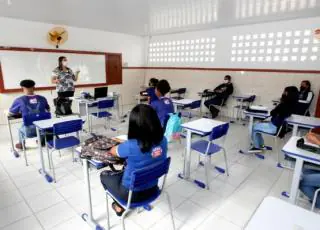 Professores e estudantes do Ensino Médio retornam para as salas de aula em toda a Bahia